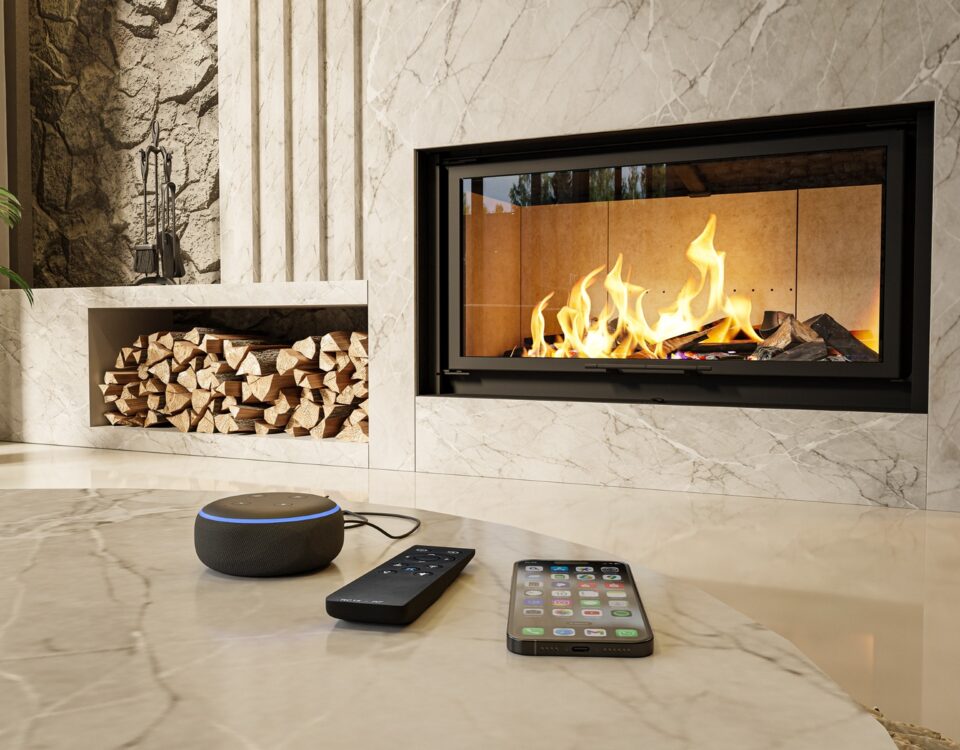 MF Evo Fire 03 1 Sala de estar com lareira de mármore embutida, pilha de lenha ao lado e alto-falante inteligente, controle remoto e smartphone sobre o piso.