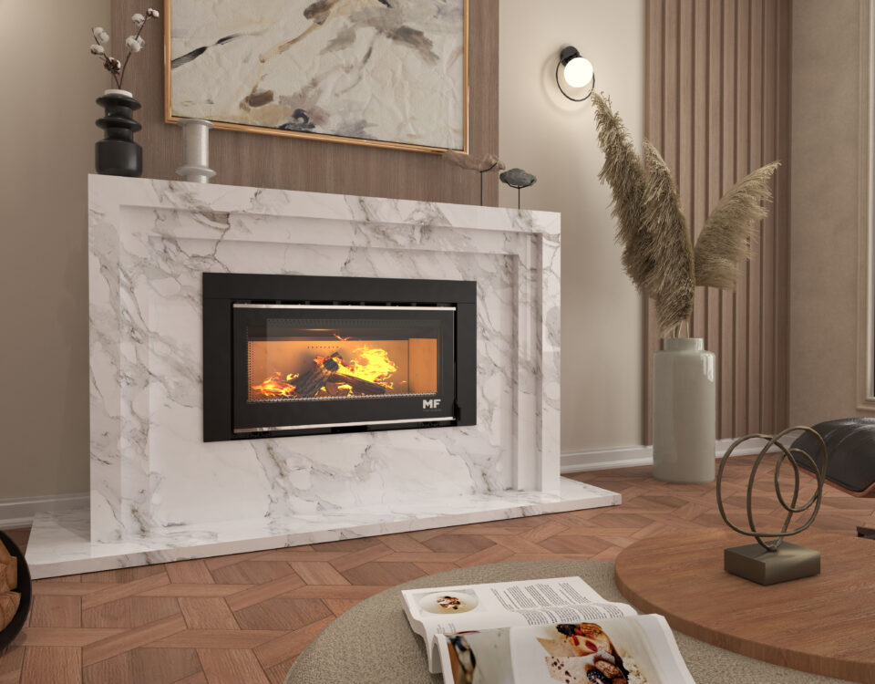 2R Lareira de mármore branco com fogo aceso em uma sala de estar moderna, com piso de madeira, mesa de centro redonda e vasos decorativos com pampas ao lado.