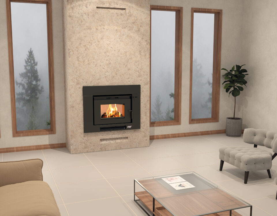MF 1200 EMBUTIDA 1 Sala de estar moderna com lareira de pedra, grandes janelas verticais, sofá bege, poltronas cinza, mesa de centro com revistas, planta e quadro abstrato.