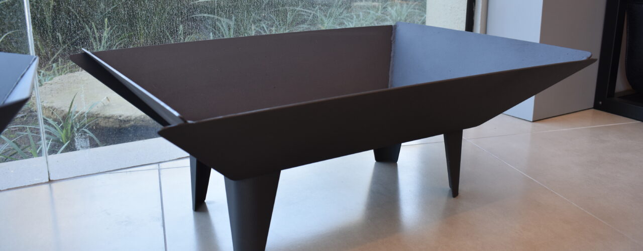 Mesa de centro retangular em cor marrom-escura, com formato de bandeja aberta e quatro pés cônicos.