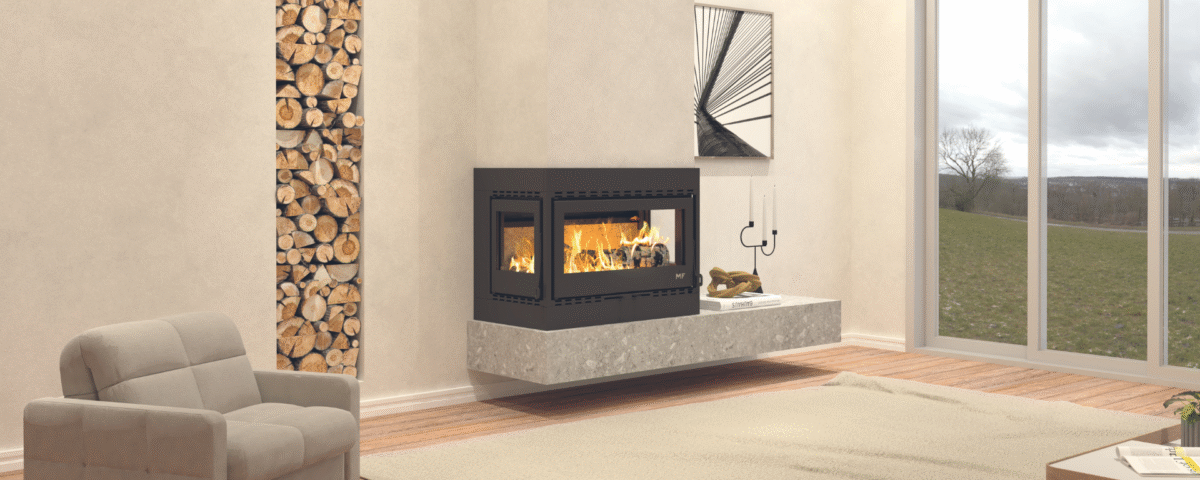 5 Motivos para Trocar sua Lareira Convencional por uma Lareira de Alto Rendimento MF Lareira MF com tecnologia de dupla combustão, instalada em ambiente moderno com nicho vertical de lenha e decoração aconchegante.
