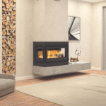 Lareira MF com tecnologia de dupla combustão, instalada em ambiente moderno com nicho vertical de lenha e decoração aconchegante.