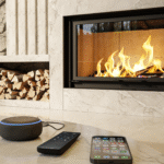 5 Motivos para Trocar sua Lareira Convencional por uma Lareira de Alto Rendimento MF 3 Lareira embutida MF com compartimento de lenha e dispositivos inteligentes, integrando tecnologia e conforto em ambiente moderno.