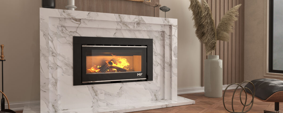 Lareira de mármore branco com fogo aceso em uma sala de estar moderna, com piso de madeira, mesa de centro redonda e vasos decorativos com pampas ao lado.