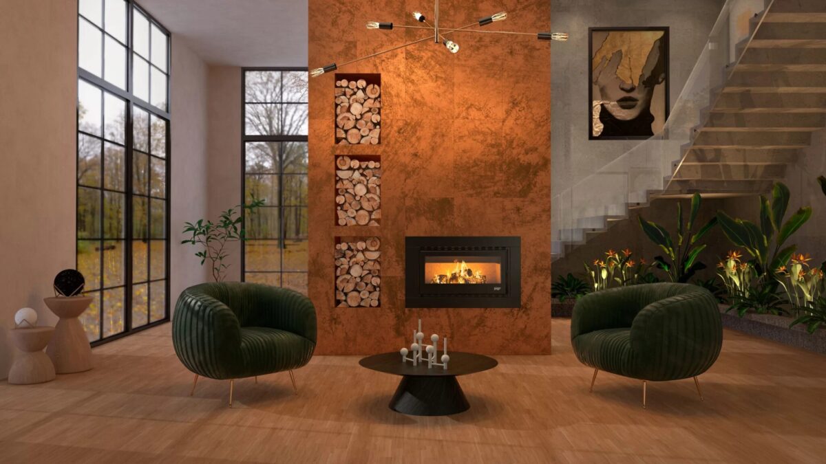 Sala de estar moderna com lareira embutida na parede de tijolo, nichos com madeira empilhada, dois sofás circulares verde-escuro, mesa de centro preta e plantas, grandes janelas à esquerda e escada à direita.