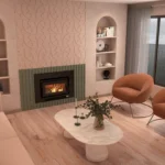 Sala de estar com lareira acesa no centro, cercada por prateleiras decorativas, sofá claro à esquerda, dois cadeirões laranja à direita, mesa de centro branca e piso de madeira, com vista para a cidade pela grande janela.