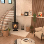 Sala de estar moderna com lareira a lenha de porta de vidro e chaminé, escada de madeira à esquerda, sofá branco e poltrona clara, mesa de centro redonda e prateleira com objetos decorativos e plantas ao fundo.